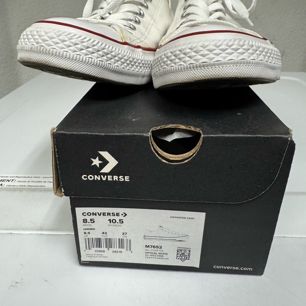 Converse White Chuck Taylor All Star Low Top - Unisex (Mens 8.5/Womens 10.5)